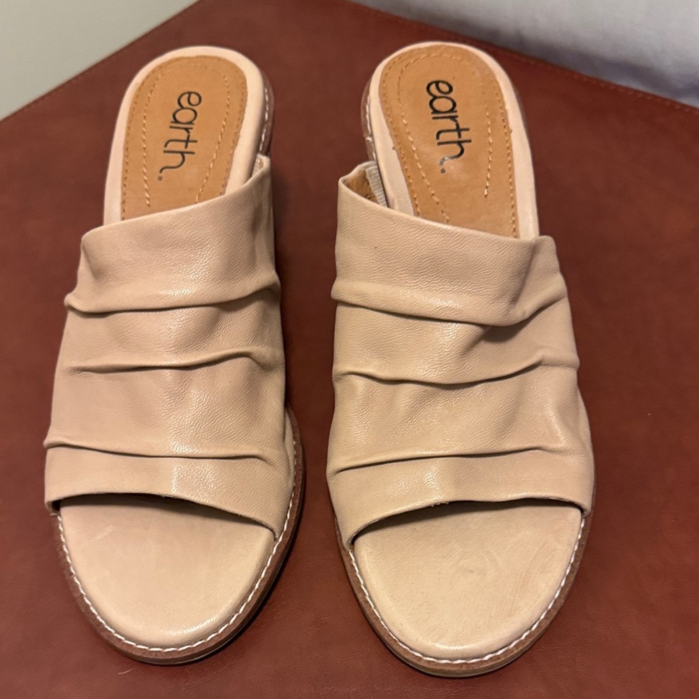 NEW Earth Women's Tan Ruched Mules - Picture 2 of 11